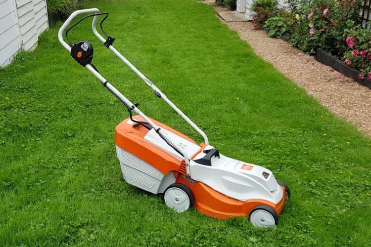 Аккумуляторная газонокосилка Stihl RMA 235 c AK 20 и AL 101